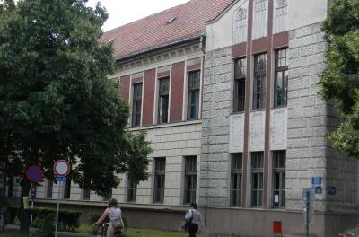 Félig üresen maradtak a tantermek