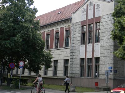 Félig üresen maradtak a tantermek