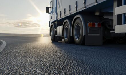 Sofőrhiány, kígyózó sorok a határon, elértéktelenedett fuvardíjak